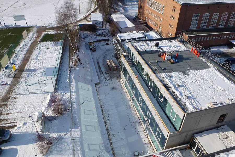 Neue Fenster spiegeln sich im Schnee